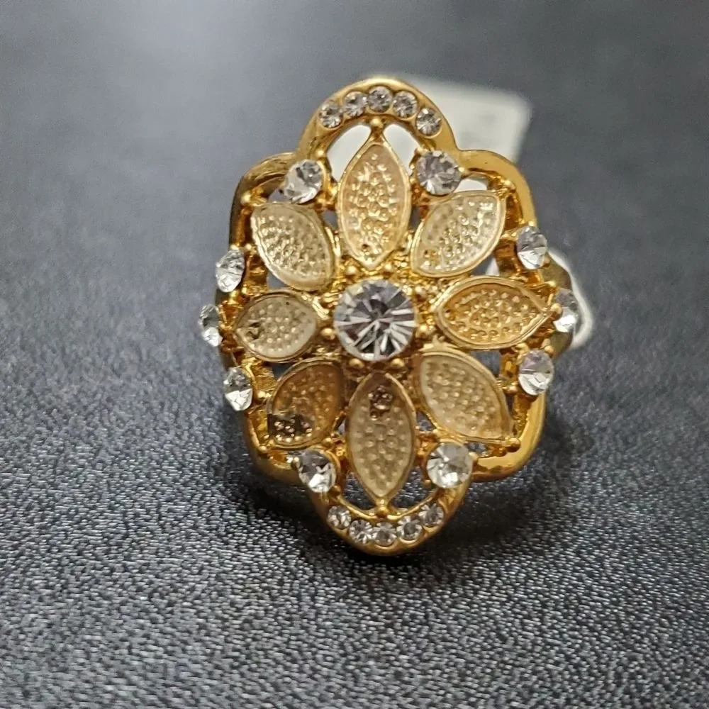 Gold tone rhinestone flower ring size 8.75